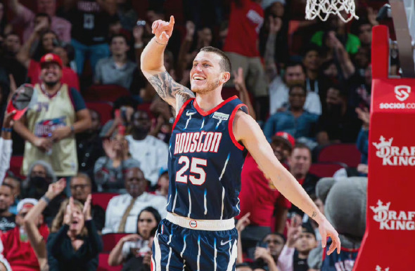  阿德巴约双20主宰禁区，热火主场击败雄鹿抢占东部前列